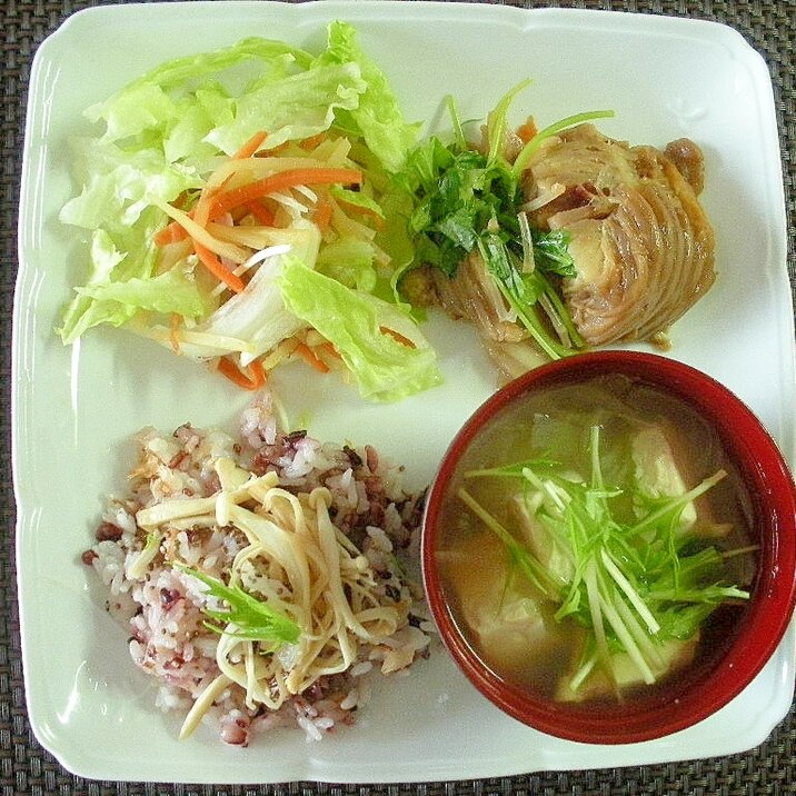 カスベの煮つけとサラダとみそ汁＆雑穀ご飯プレート♪